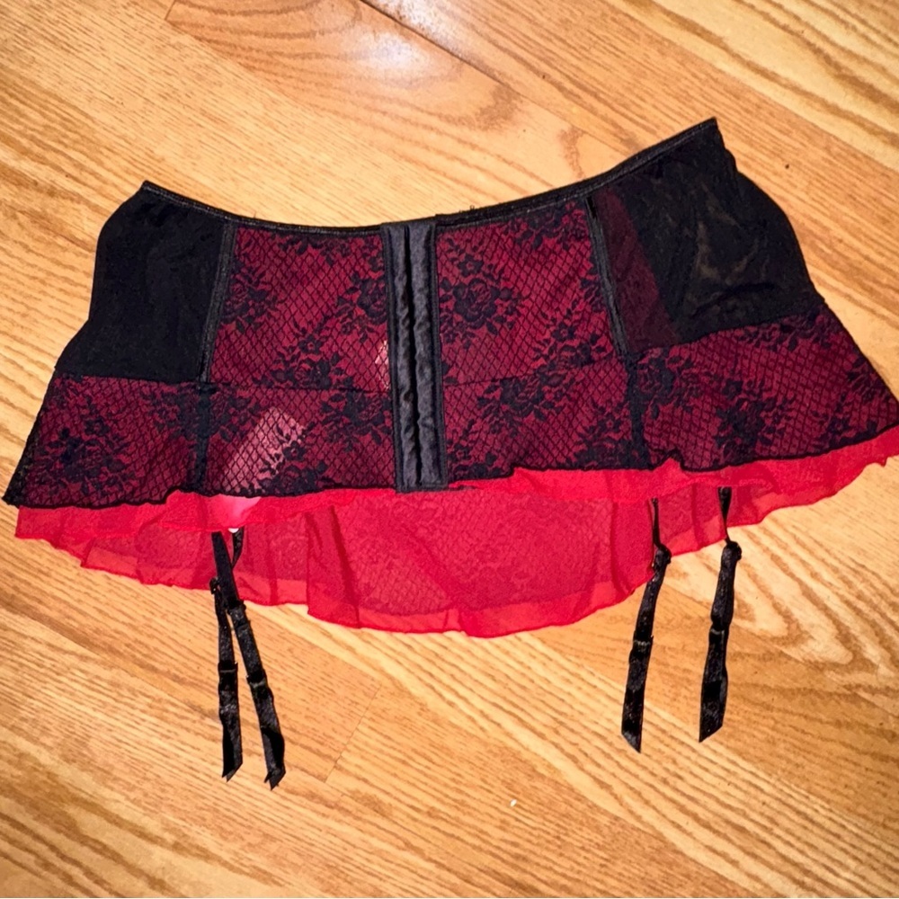NWT La Vie en Rose Black and Red Lace Garter Skirt Size S/M Sexy - Picture 5 of 7